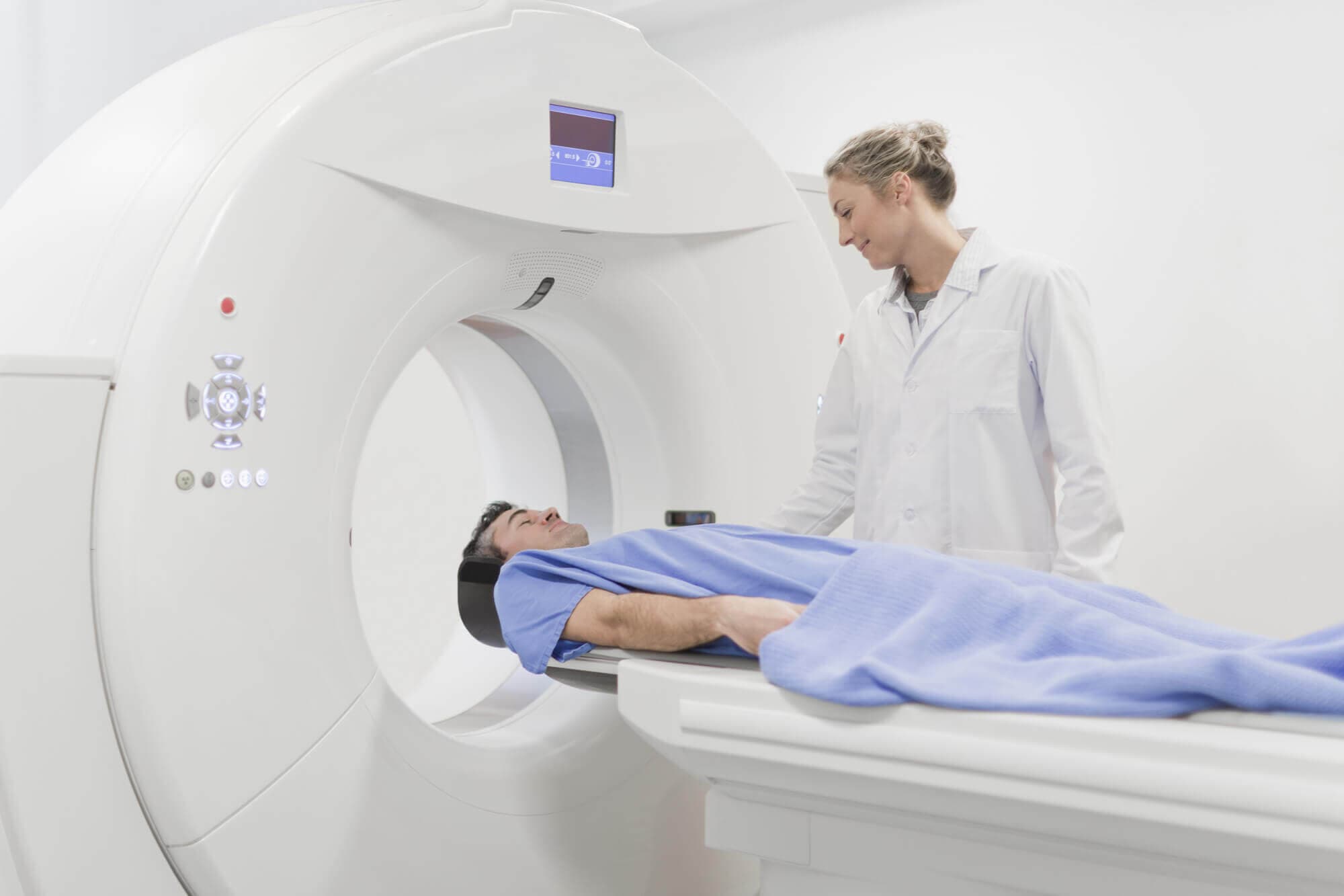 Equipamento de tomografia computadorizada com paciente e técnica